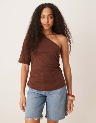 ASOS DESIGN - Tailliertes T-Shirt in Braun mit asymmetrischem Schnitt