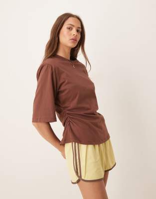 ASOS DESIGN - Tailliertes T-Shirt in Braun mit Schulterpolstern