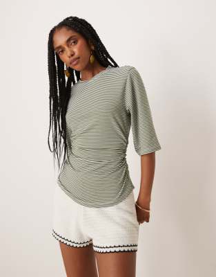 ASOS DESIGN - Tailliertes T-Shirt in gestreiftem Grün