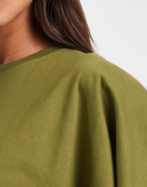 ASOS DESIGN – Tailliertes T-Shirt in Khaki mit Fledermausärmeln, 3 von 4