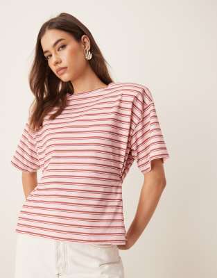 ASOS DESIGN - Tailliertes T-Shirt in Rosa gestreift mit Schulterpolstern