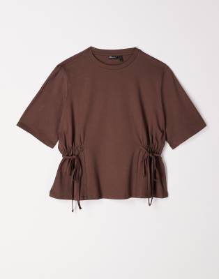 ASOS DESIGN - Tailliertes T-Shirt in Schokobraun mit gebundenen Seiten-Brown