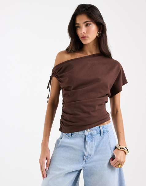 ASOS DESIGN – Tailliertes T-Shirt in Schokobraun mit gerafften Ärmeln und abfallender Schulterpartie - view 1