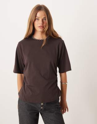 ASOS DESIGN - Tailliertes T-Shirt in Schokobraun mit Schulterpolstern-Brown