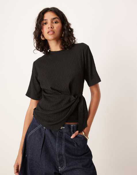 ASOS DESIGN – Tailliertes T-Shirt in Schwarz mit Drapierung - view 1