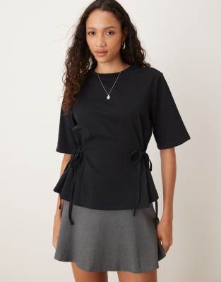 ASOS DESIGN - Tailliertes T-Shirt in Schwarz mit gebundenen Seiten