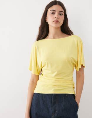 Tailliertes T-Shirt in Zitronengelb mit Engelsärmeln und V-Rückenausschnitt Gelb M