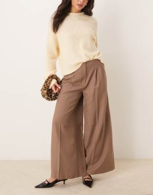 ASOS DESIGN ASOS DESIGN tailored adjustable low rise wide leg trousers with pleat detail in brown