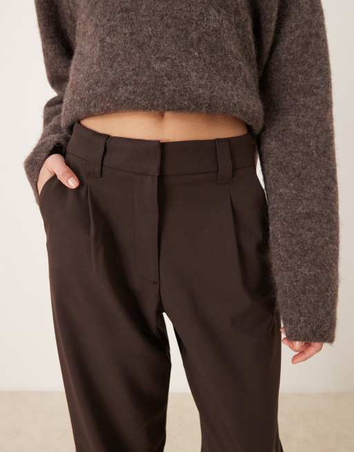 ASOS DESIGN tailored arch barrel trousers in brown , 4 of 5