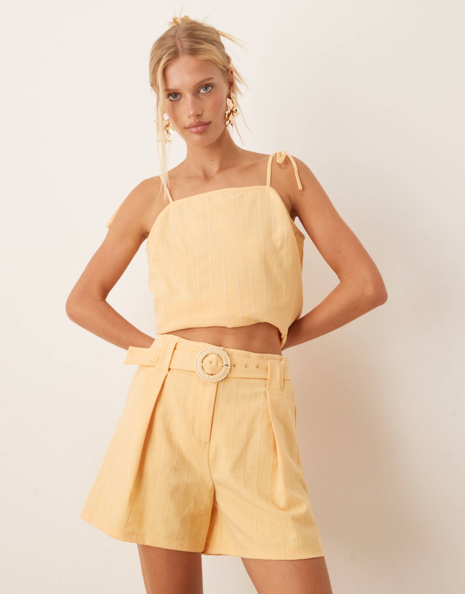 Шорты с поясом в желтую полоску от ASOS DESIGN, сшитые на заказ - часть комплекта 