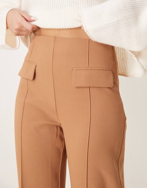  ASOS DESIGN – Elegante Hose in Camel mit zwei Taschen und Ziernähten