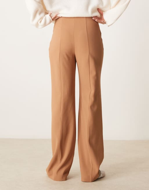  ASOS DESIGN – Elegante Hose in Camel mit zwei Taschen und Ziernähten