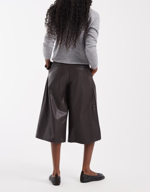 ASOS DESIGN Tailored faux leather high waist culotte trousers in chocolate, 3 of 5