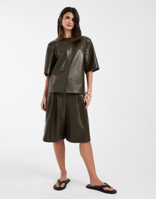 ASOS DESIGN tailored faux leather strong shoulder tee in olive croc, 2 of 4