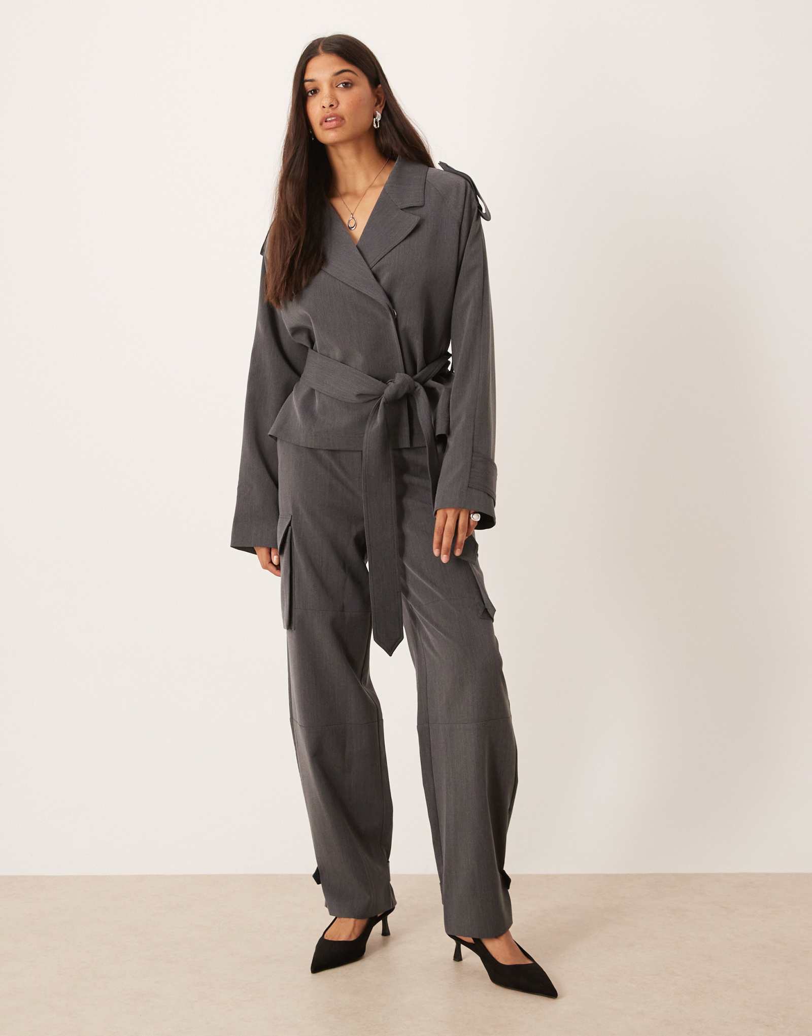 Мягкие брюки-карго с завышенной талией от ASOS DESIGN темно-серого цвета - часть комплекта