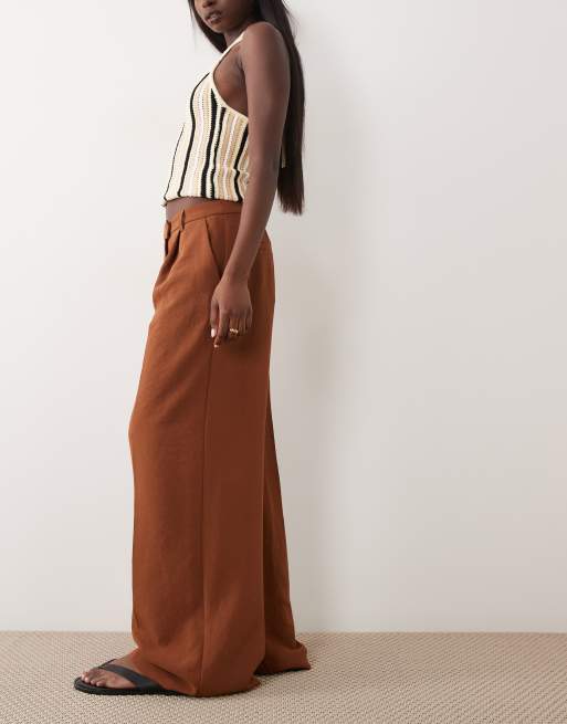 ASOS DESIGN Tailored low rise fluid mensy trousers in brown, 2 of 5