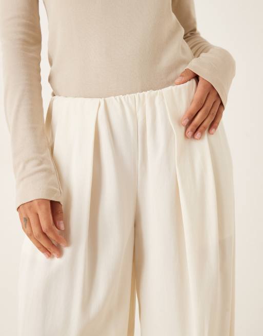 ASOS DESIGN tailored low rise pull on trousers in cream, 2 of 5