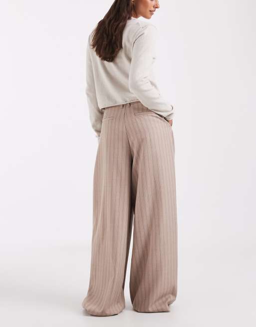 ASOS DESIGN Tailored mensy trousers with pleat detail in taupe stripe, 3 of 5