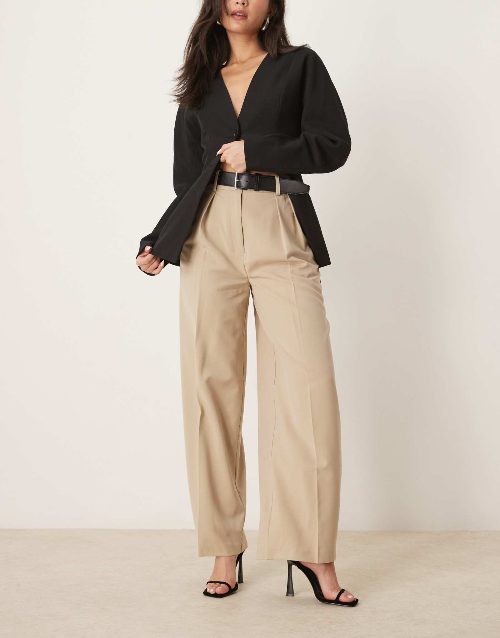 Брюки свободного кроя от ASOS DESIGN с поясом из искусственной кожи нейтрального цвета