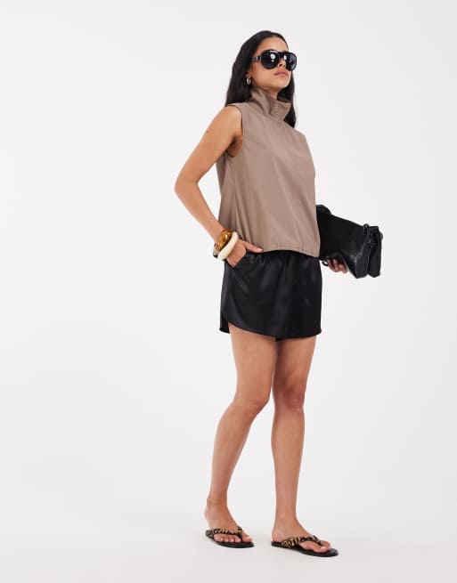 ASOS DESIGN Tailored runner short in satin in black, 4 of 5