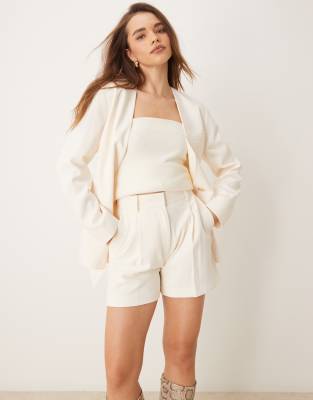 tailored shorts in cream-White