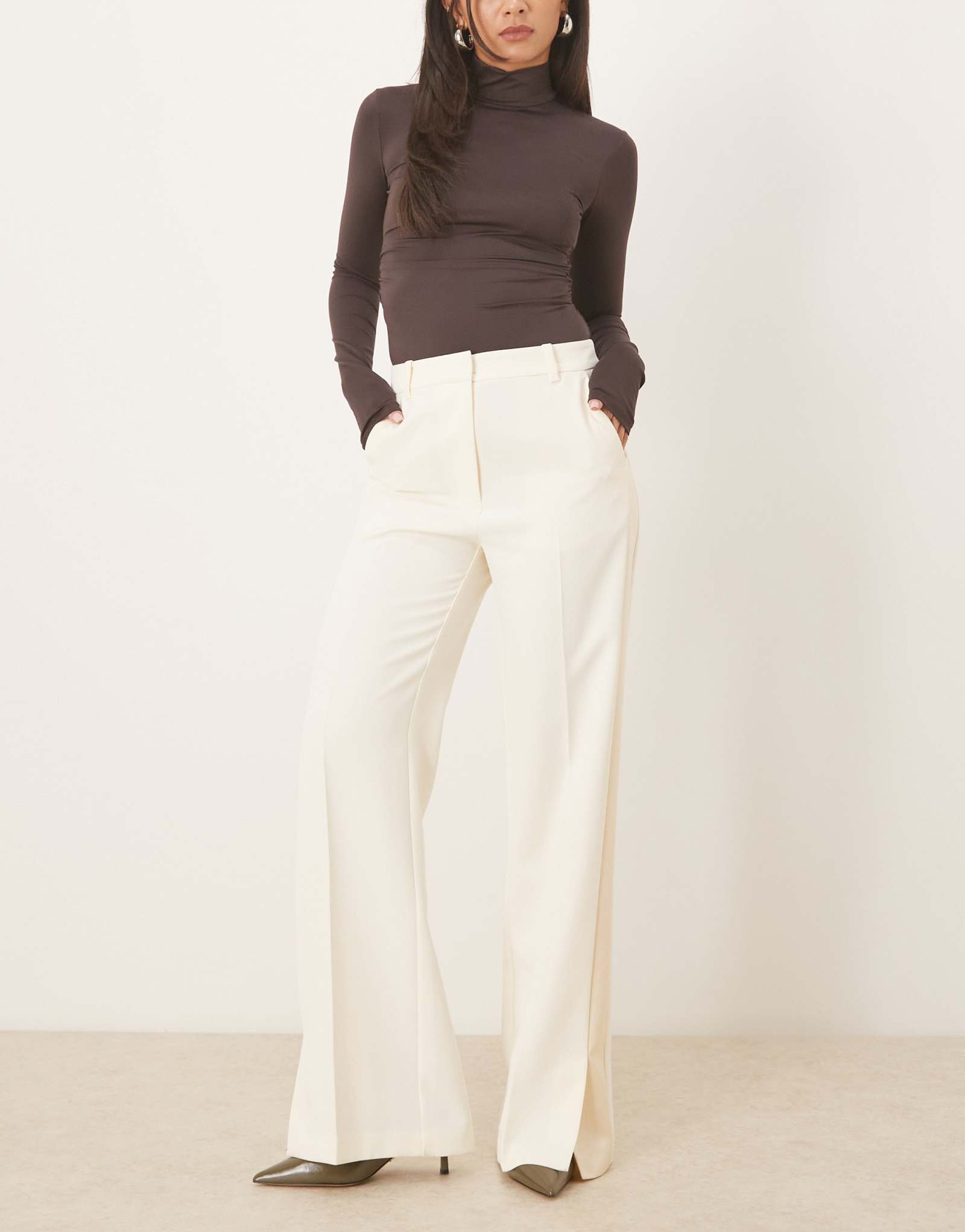 Прямые брюки ASOS DESIGN, сшитые специально для особых случаев, с боковыми вставками под смокинг кремового цвета