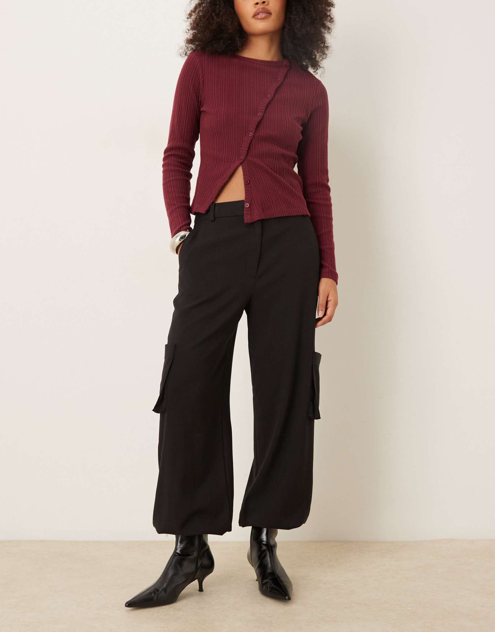 Брюки прямого кроя от ASOS DESIGN черного цвета с манжетами и накладными карманами