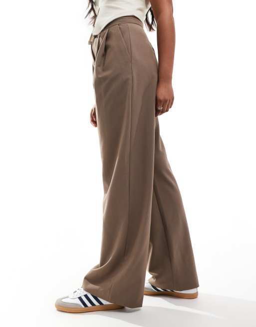 ASOS DESIGN tailored wide leg pants with pleat detail in brown, 4 of 5
