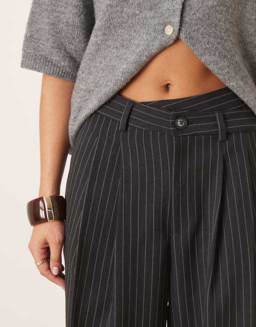 ASOS DESIGN - Koksgrå nålestribede lavtaljede bukser med brede ben og asymmetrisk talje