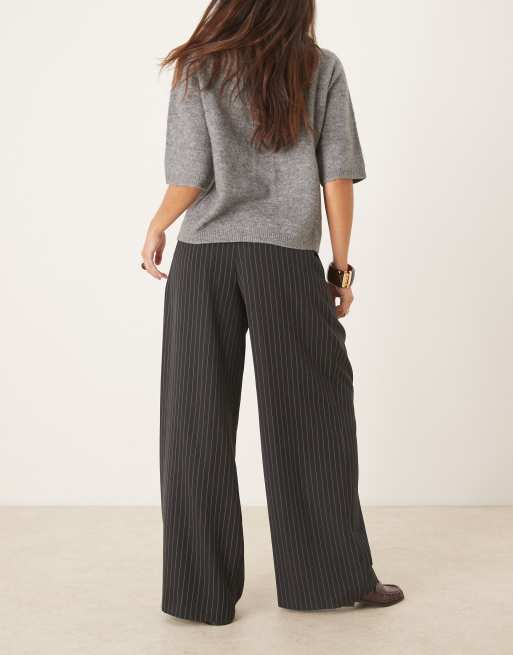 ASOS DESIGN - Koksgrå nålestribede lavtaljede bukser med brede ben og asymmetrisk talje