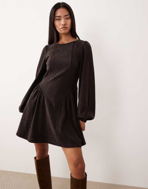 ASOS DESIGN – Taliowana sztruksowa sukienka mini z długimi obszernymi rękawami w czekoladowym kolorze