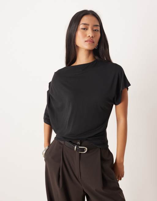 ASOS DESIGN – Taliowany czarny T-shirt z modalu z odsłoniętym ramieniem, drapowaniem i marszczeniem w talii