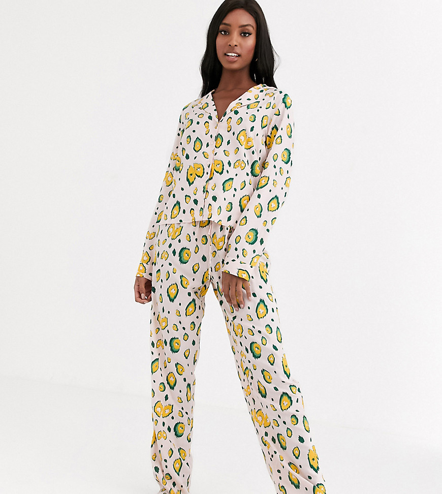 ASOS DESIGN Tall – Abstrakt djurmönstrat pyjamasset med skjorta och byxor i 100% modal-Flerfärgad
