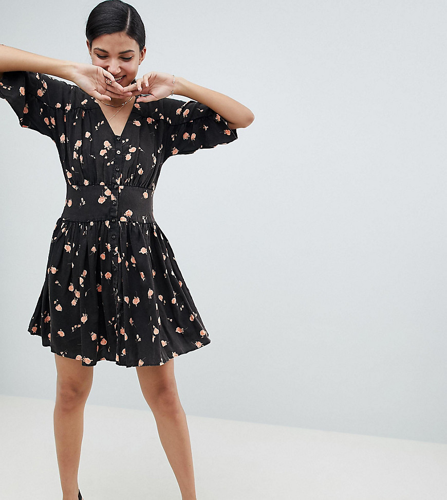 ASOS DESIGN – Tall – Afslappet mini-tea-kjole i mørkvasket blomsterprint-Multifarvet