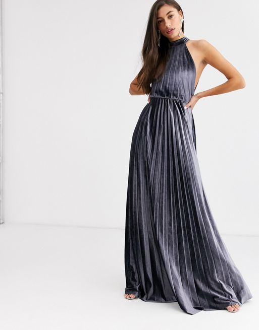 ASOS DESIGN Tall – Aksamitna plisowana sukienka maxi z dekoltem typu halter  i wysokim stanem | ASOS