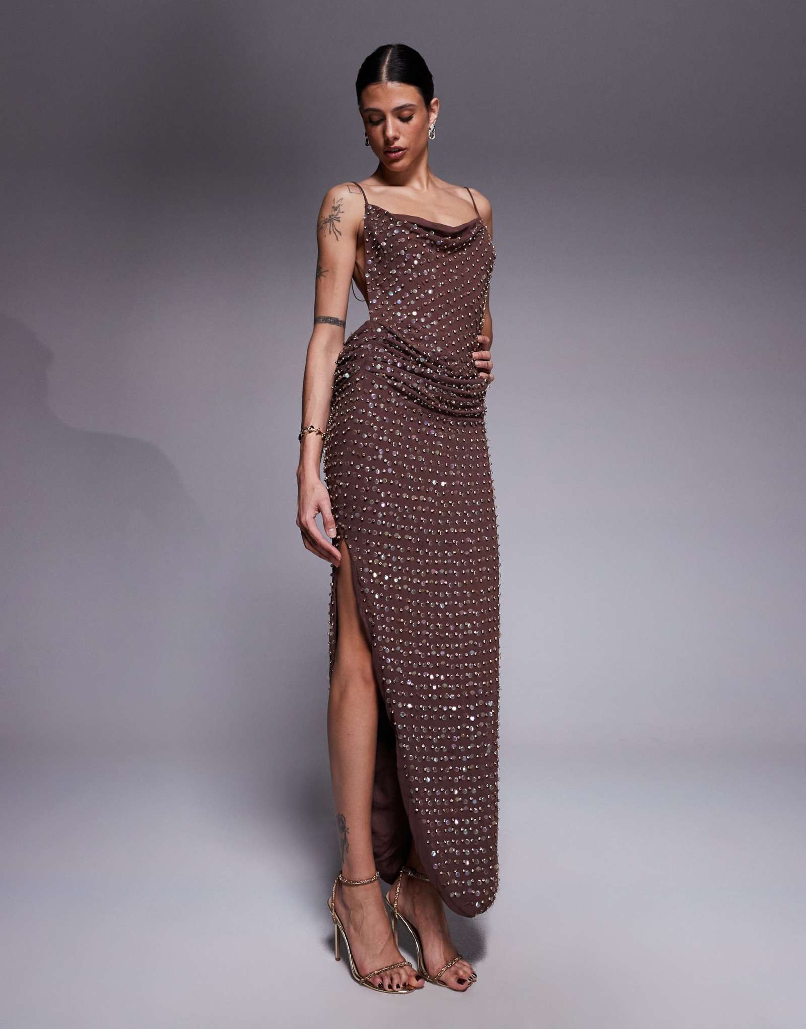 ДИЗАЙНЕРСКОЕ платье мидакси с высоким вырезом и драпировкой от ASOS DESIGN, украшенное по всему телу воротником-хомутом и ремешком-цепочкой шоколадного цвета