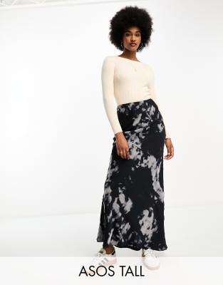 ASOS DESIGN Tall - Asymmetrisch geschnittener Maxirock aus Chiffon mit schwarz-weißem Print in verschwommener Optik