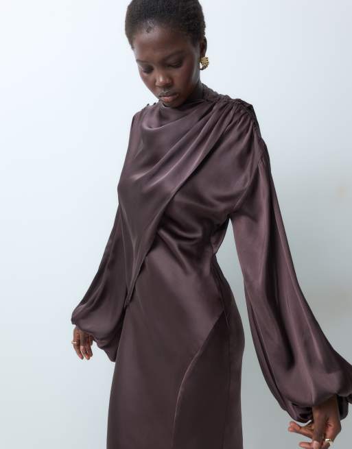 ASOS DESIGN Tall asymmetrisk satin-maxiklänning med blusärmar i brun, 4 av 5