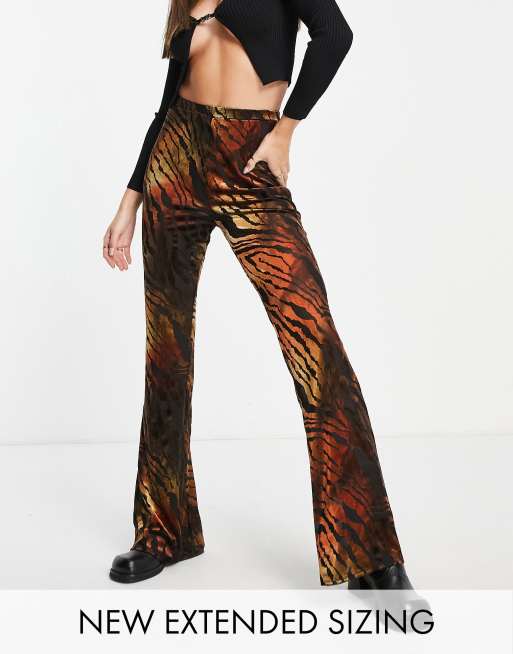ASOS DESIGN Tall – Ausgestellte Hose aus halbtransparentem Gewebe mit Ausbrennerdesign in Tiermuster