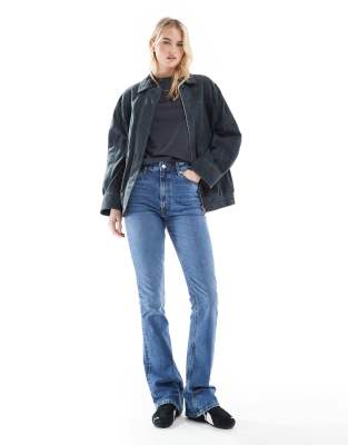 ASOS DESIGN Tall - Ausgestellte Jeans mit authentischer mitteldunkler Waschung und mittelhohem Bund-Marineblau