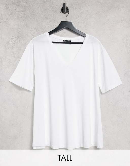 ASOS DESIGN Tall – Ausgestelltes T-Shirt mit V-Ausschnitt in Weiß