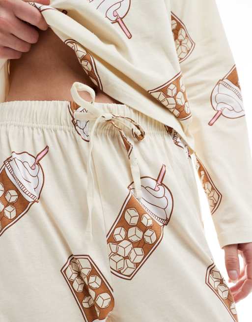 ASOS DESIGN Tall - Beige pyjamassæt med langærmet top og bukser med stort iskaffeprint, 2 af 4