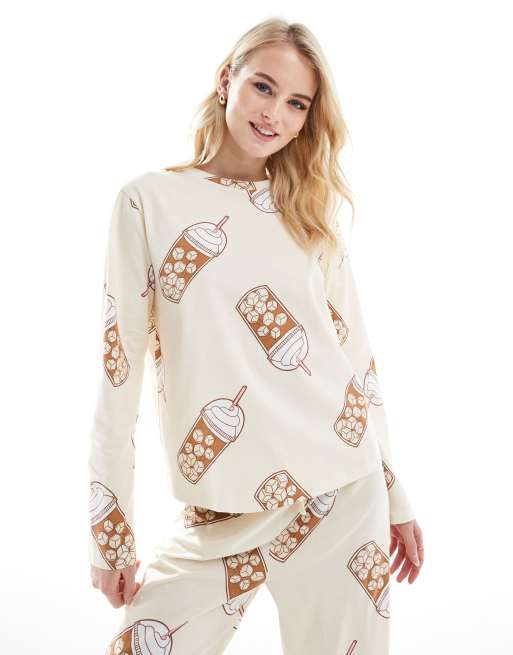 ASOS DESIGN Tall - Beige pyjamassæt med langærmet top og bukser med stort iskaffeprint, 3 af 4