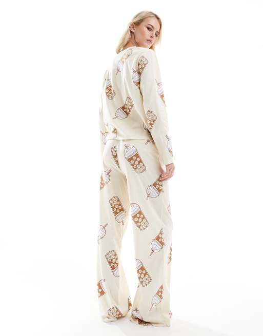 ASOS DESIGN Tall - Beige pyjamassæt med langærmet top og bukser med stort iskaffeprint, 4 af 4