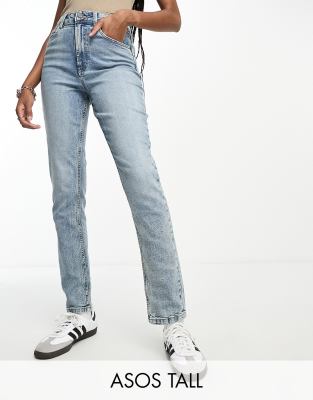 ASOS DESIGN Tall - Bequeme Mom-Jeans in Mittelblau mit schmalem Schnitt