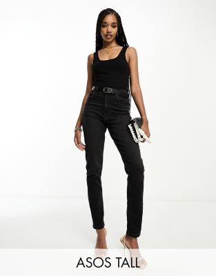 ASOS DESIGN Tall - Bequeme Mom-Jeans in schwarzer Waschung mit schmalem Schnitt