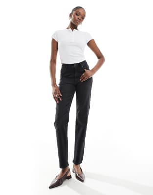 ASOS DESIGN Tall - Bequeme Mom-Jeans in schwarzer Waschung mit schmalem Schnitt