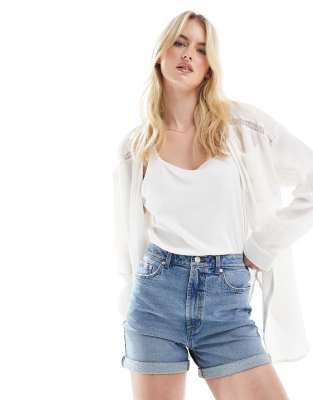 ASOS DESIGN Tall - Bequeme Mom-Jeansshorts in Mittelblau