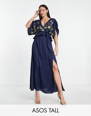 ASOS DESIGN Tall - Besticktes Satin-Midikleid in Marineblau mit gerüschter Taille