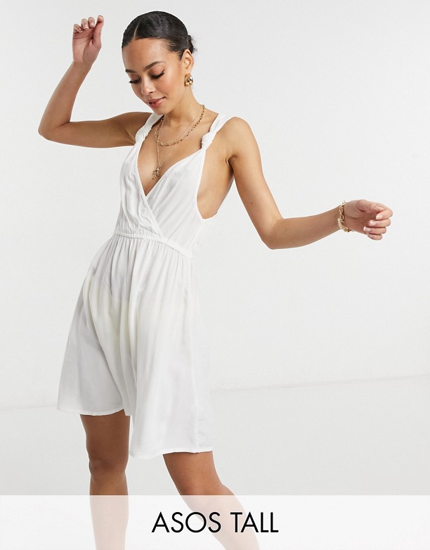 ASOS DESIGN Tall – Biała sukienka plażowa mini z materiału z recyklingu z węzełkami na ramiączkach Biały Urzędnik 